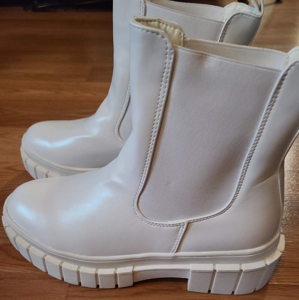 ๐ณ 2/$40 Ready Salted White Chunky Boots - size 11 - Picture 2 of 8